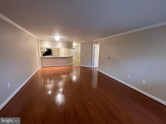 Building Photo - 6924 Fairfax Dr
