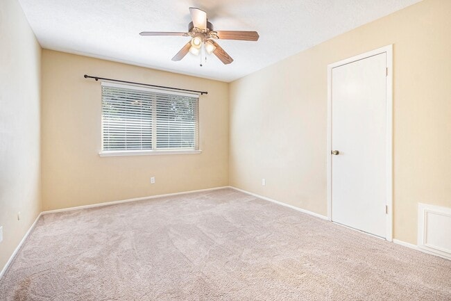 Building Photo - 302 Lochnell Dr