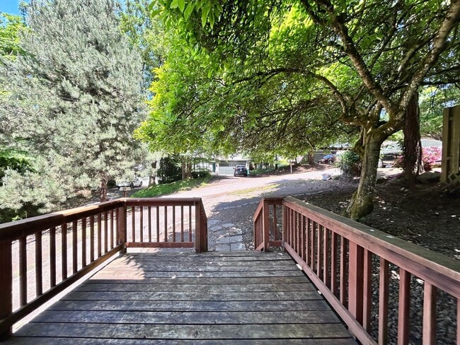 Building Photo - Large 3 Bed, 2 Bath, Sanctuary!
