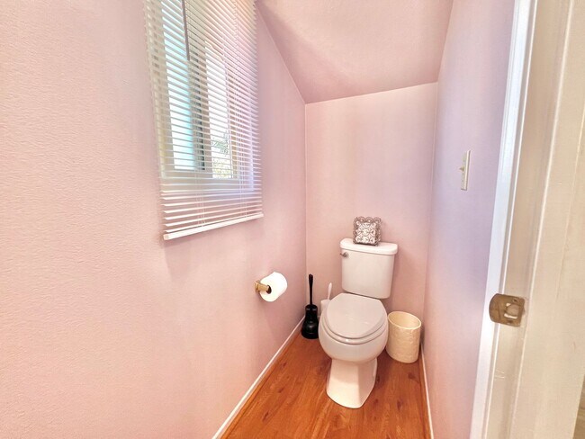 Building Photo - Spacious 5-Bed, 3-Bath Home in Rialto – Ve...