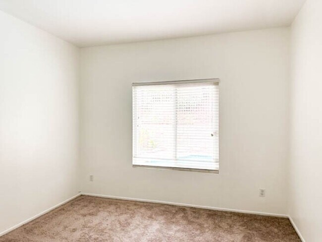Building Photo - **STUNNING** 8 BEDROOM SOLAR HOME IN GATED...