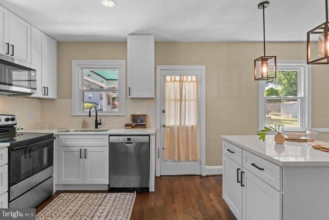 Building Photo - 3027 Lavender Ave