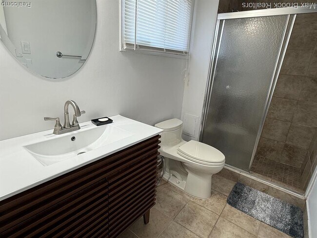 Building Photo - 4803 Thorntree Dr