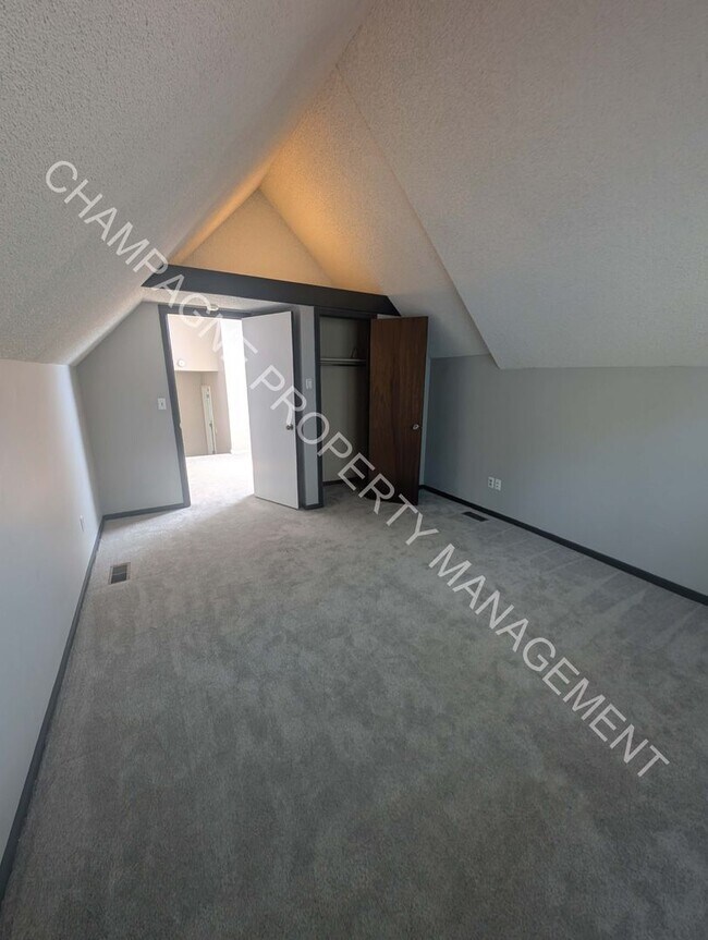Building Photo - GORGEOUS LENEXA HOME FOR RENT - FLAT ROCK ...