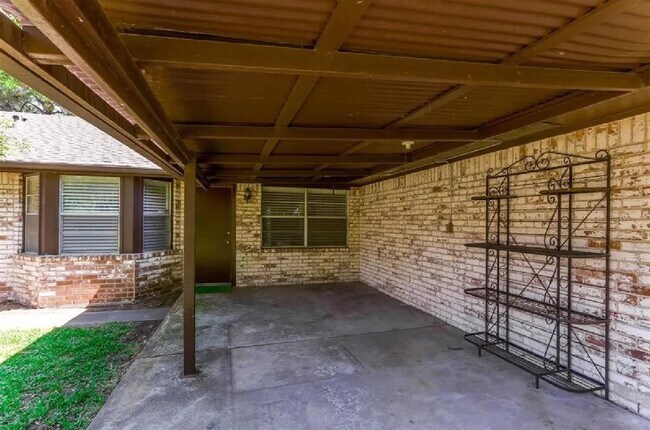 Building Photo - 9215 Kempwood Dr