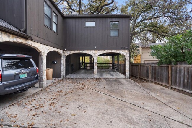 Building Photo - 2109 Bridle Path