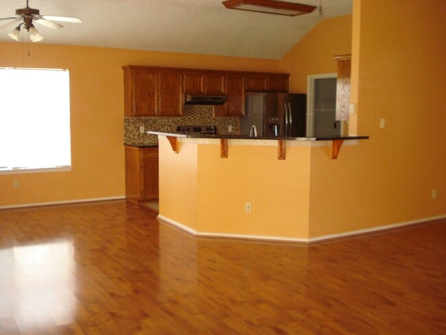 Building Photo - 2405 Creek Dr