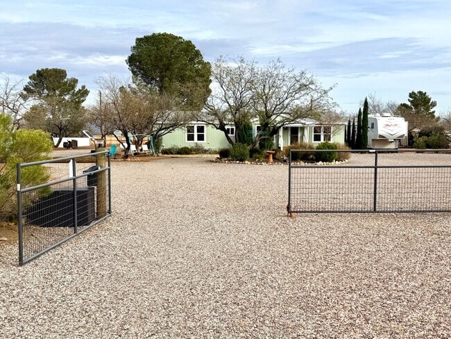 Building Photo - Fully Fenced Gorgeous Acre Property