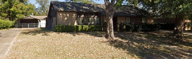 Building Photo - Refurbished - 3 bdrm 2 bath