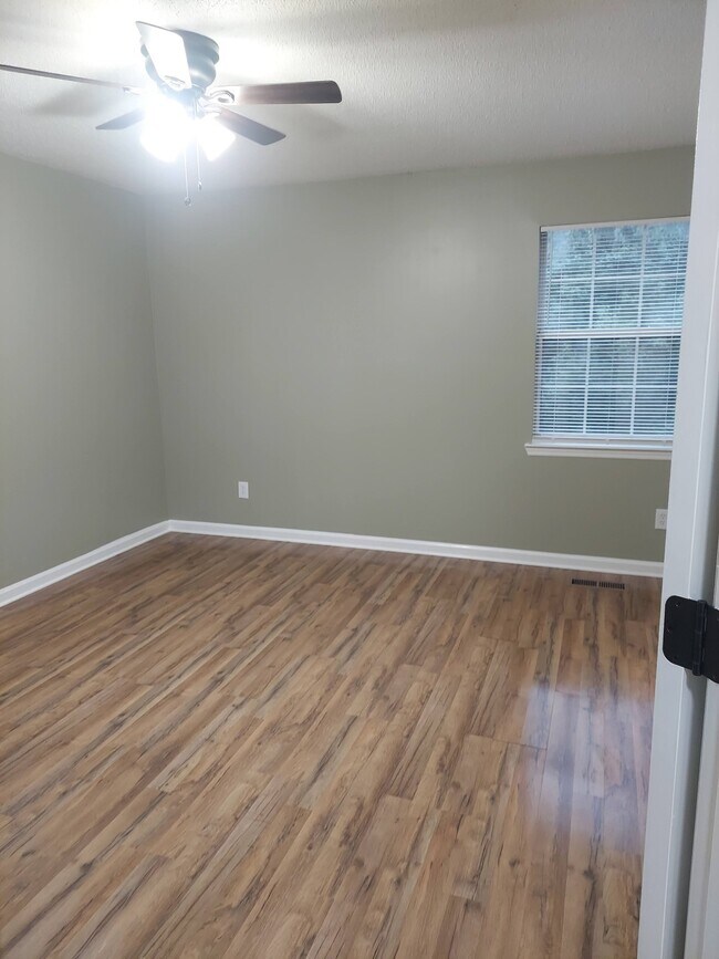 Building Photo - 137 Shearer St