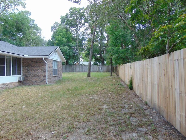 Building Photo - "NEW YEAR'S SPECIAL $500 OFF FIRST FULL MO...