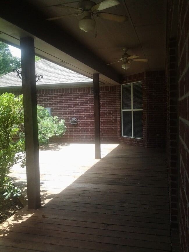 Building Photo - Chapel Hill ISD- Newly Update 3 Bedroom 2 ...