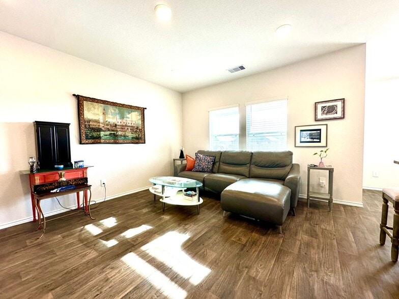 Building Photo - 331 N Richland Dr