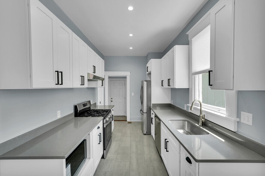 Kitchen View towards Laundry - 537 E 40th St