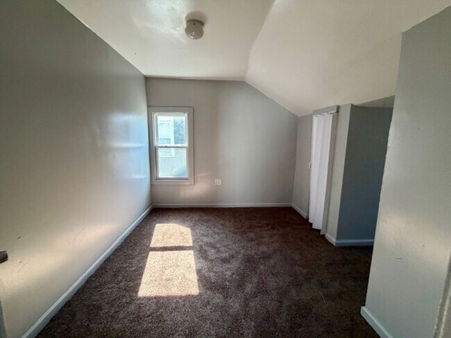 Building Photo - 4 Bedroom 2 Bath Brick Tudor For Lease Wel...