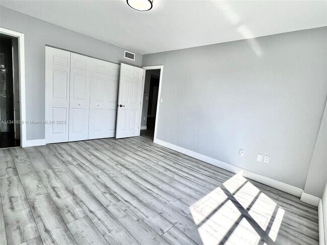 Building Photo - 4174 Inverrary Dr