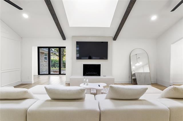 Building Photo - 1513 Carriage Ln