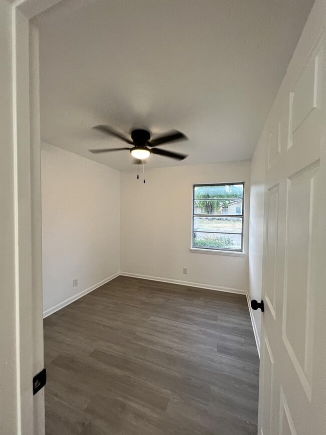 Building Photo - 1402 Missouri Ave