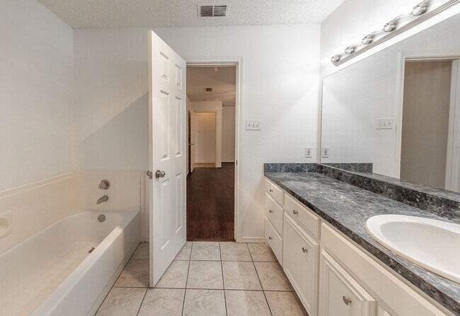 Building Photo - 3 Bed 2 Bath Move In Ready!