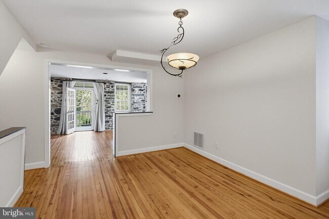 Building Photo - 871 Oella Ave