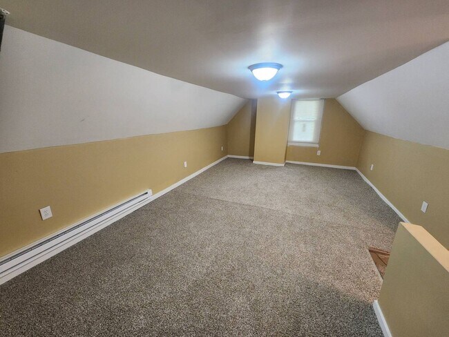 Building Photo - Charming 4-Bedroom Property in Prime Location