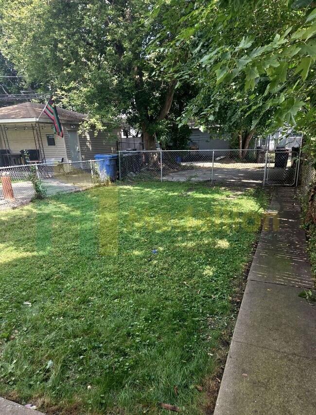 Building Photo - Spacious 3-Bedroom Home with Modern Update...