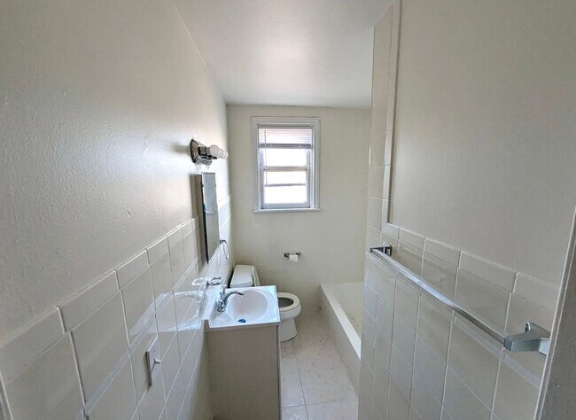 Building Photo - 914 Hellertown Rd