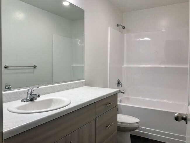 Building Photo - 417 W 40 S
