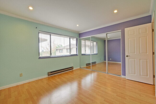 Building Photo - Popular Woodside Commons at Its Finest.