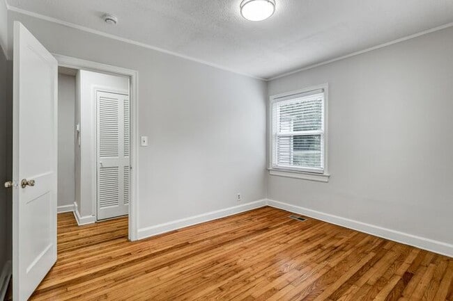 Building Photo - 2 Bed, 2 Bath in the Garden Homes neighborhood of Greensboro!