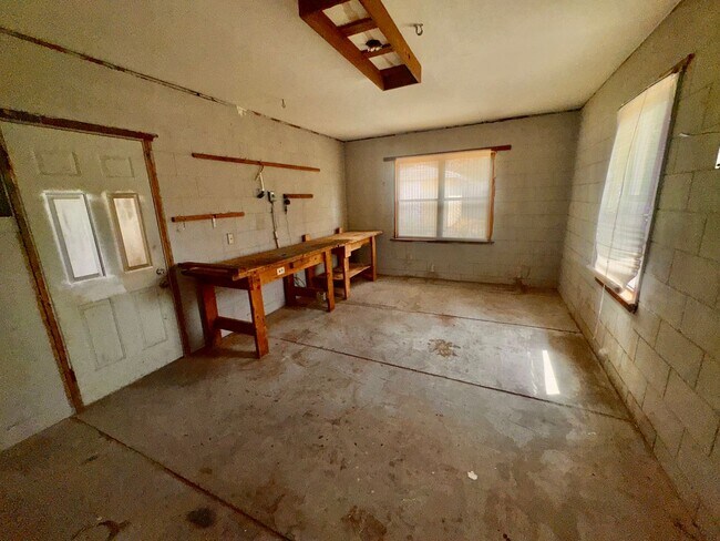 Building Photo - 3 bedroom 2 bath home with solar panels, workshop, large backyard and Florida Room!