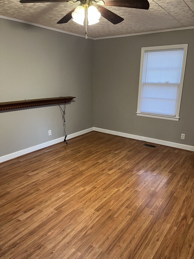 Building Photo - 824 Shirley Dr