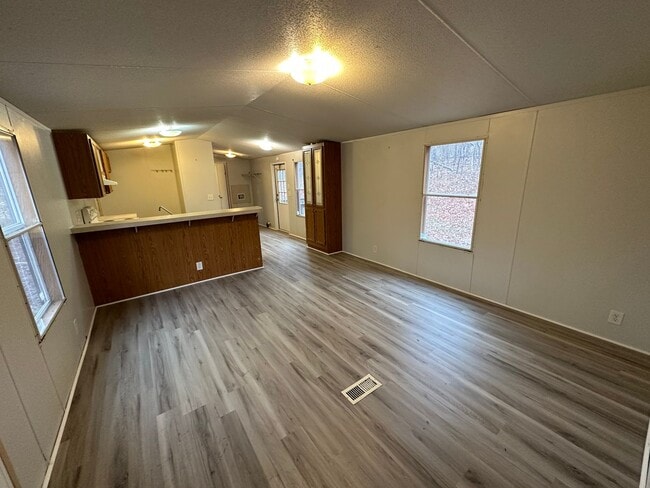 Building Photo - Two bedroom single wide on private lot off...
