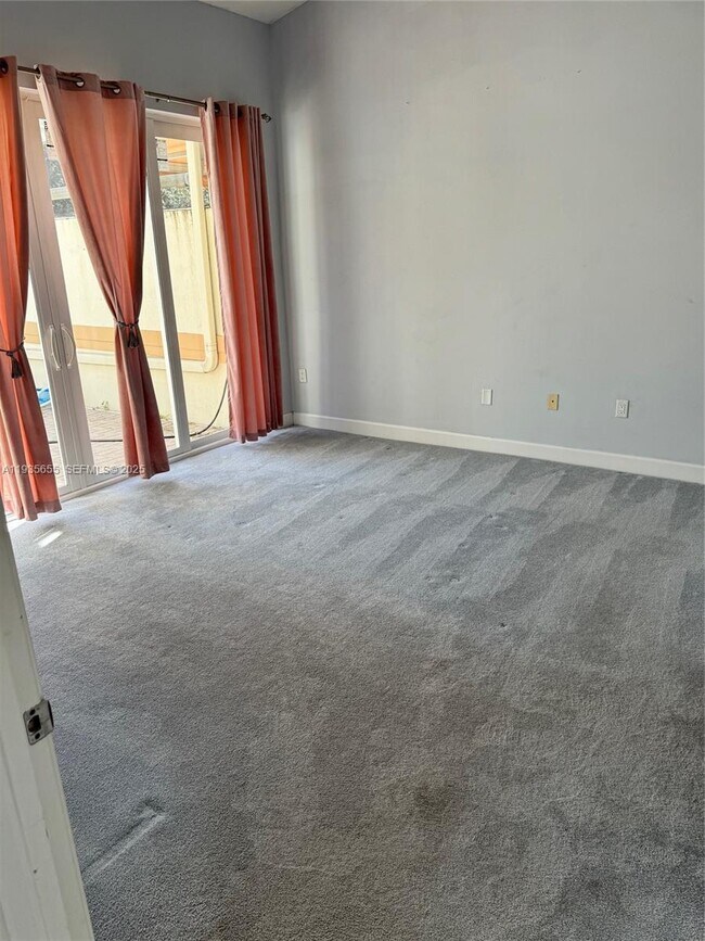 Building Photo - 652 W Palm Aire Dr