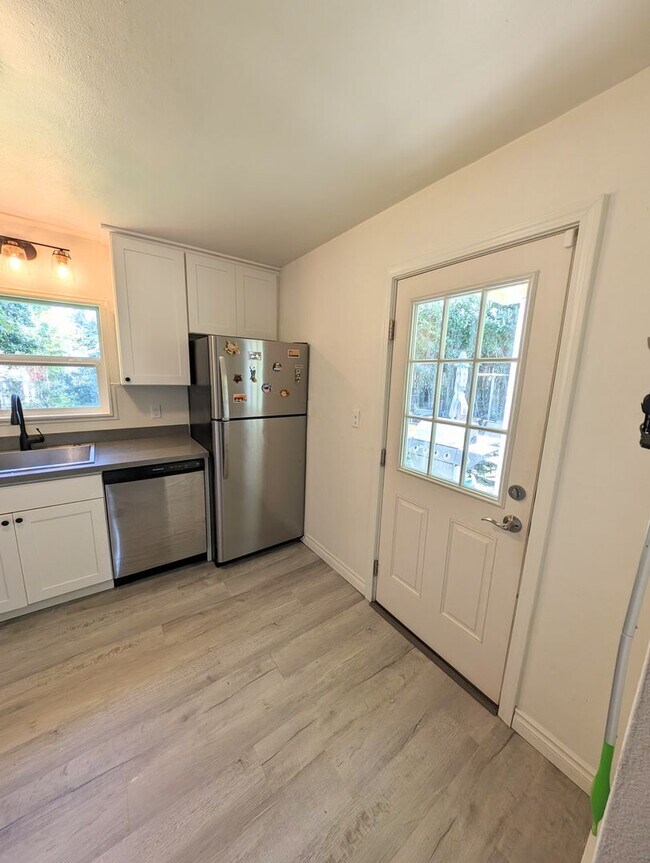 Building Photo - Updated 3 Bedroom Charmer in the Heart of ...