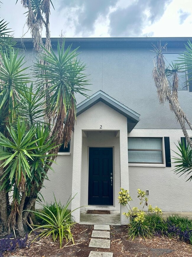 Building Photo - Spacious End-Unit Townhome Under Market Value – Freshly Updated & Prime Plant City Location