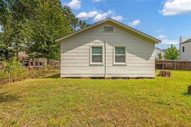 Building Photo - 807 1/2 Fisher Street Unit