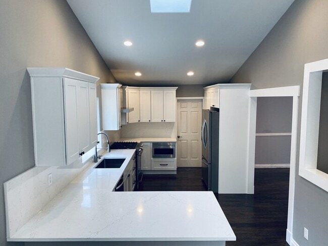 Building Photo - 5 Bedroom Craftsman - Home Great Schools - Cul-De-Sac - Pets Welcome