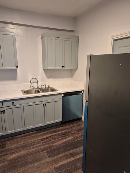 Kitchen - 861 N Alexandria Ave