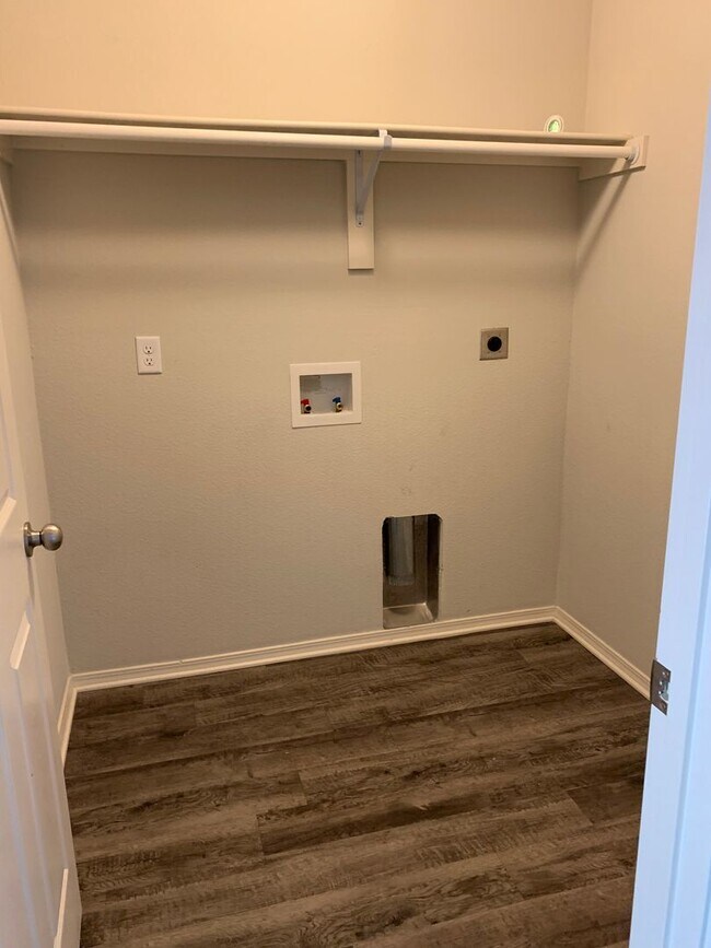 Building Photo - 3 bed 2 bath-Valley View-2 Car Garage