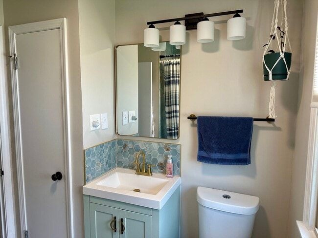 Building Photo - Beautiful house...RESERVE NOW FOR AUGUST 1...