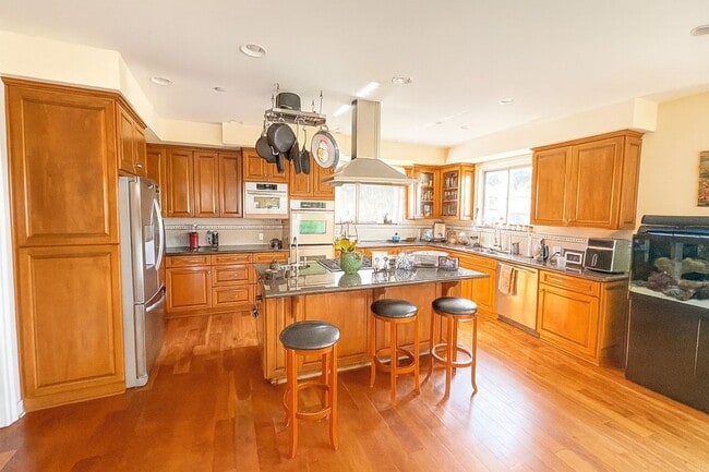 Building Photo - #110:WHITE HOUSE - UNOFFICIAL (JEFF GINSBURG ROOMMATES)