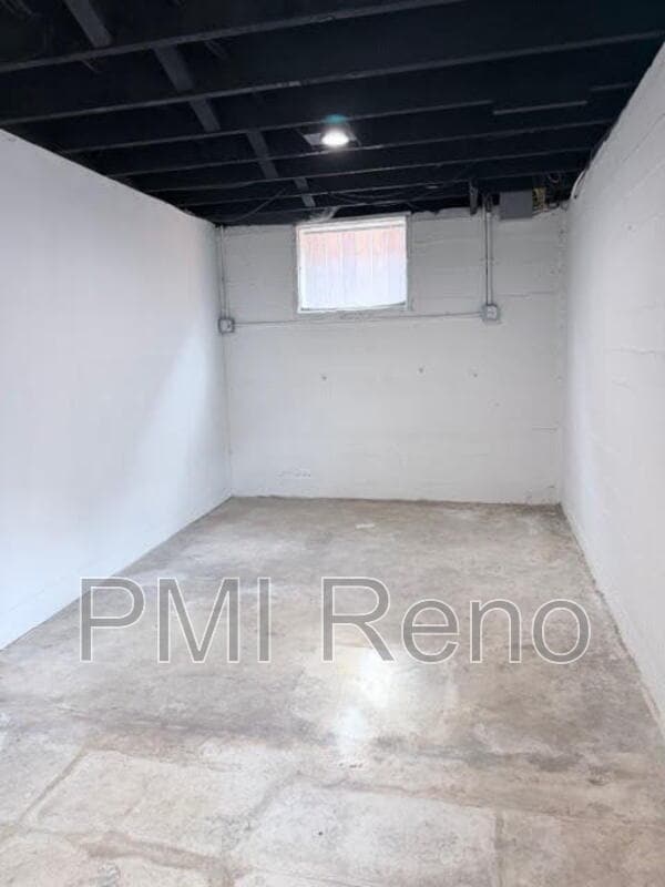 Building Photo - 613 E 2nd St