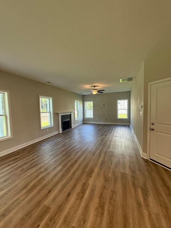 Building Photo - Stunning 4 Bed, 2.5 Bath Home in Cameron
