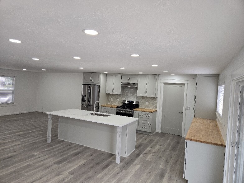 Building Photo - 6095 McLeod Ln NE