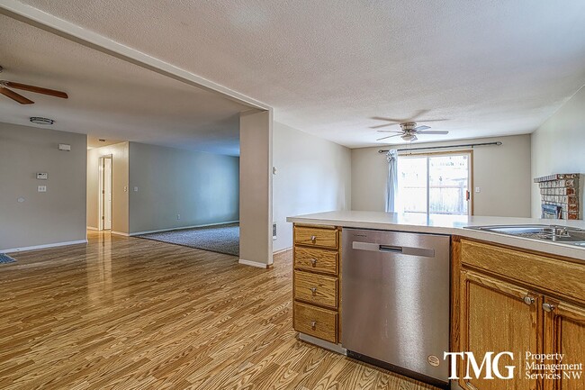 Building Photo - Large Ranch-style home with 3 Bed 2 Bath i...