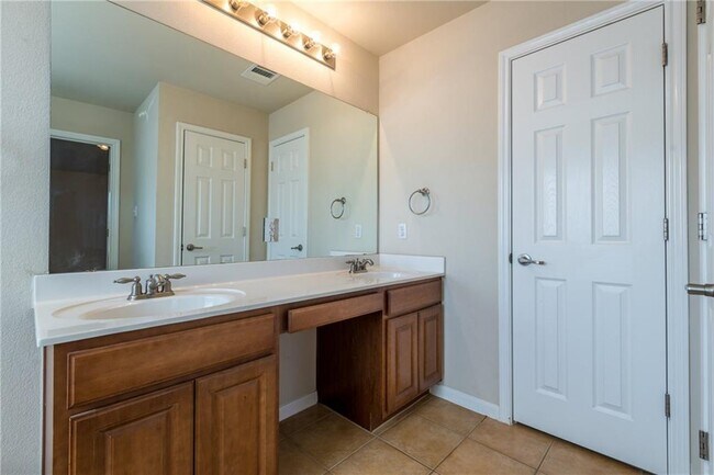 Building Photo - 4507 Western Lake Dr