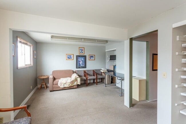 Building Photo - 10623 E Montgomery Ave