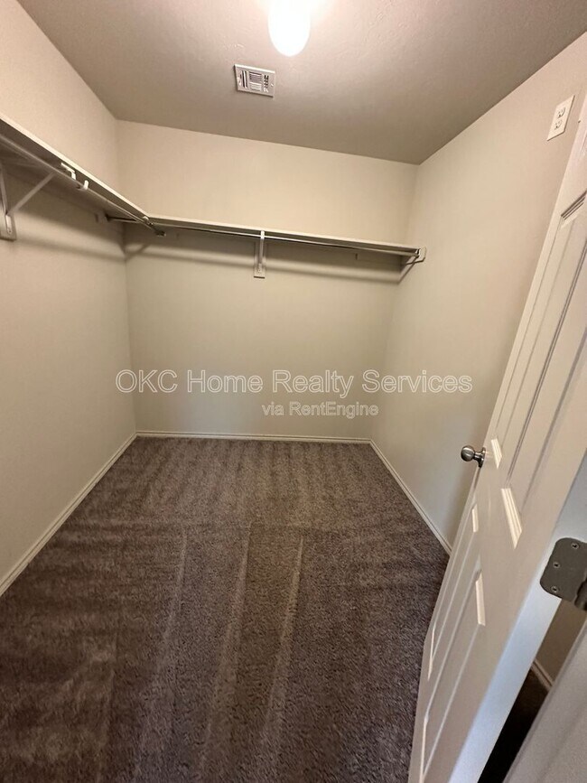 Building Photo - 9913 Rattlesnake Ln