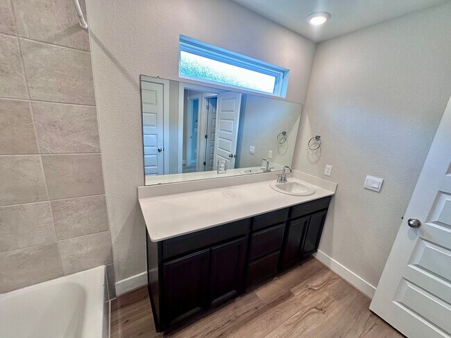 Building Photo - Modern 3-Bedroom, 2.5-Bathroom in Easton Park!